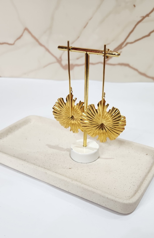 Brinco Flor estilizado semijoia ouro