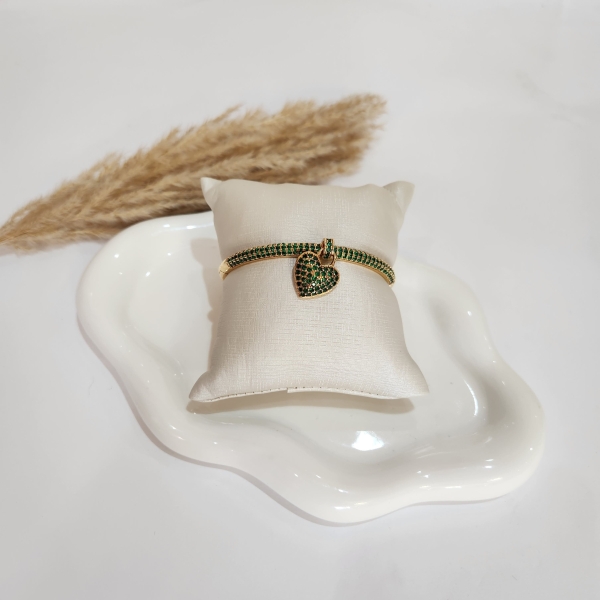 Bracelete com Pingente de Coração Cravejado Verde Semijoia Ouro