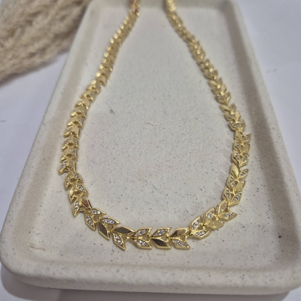 Colar Seta cravejado semijoia ouro