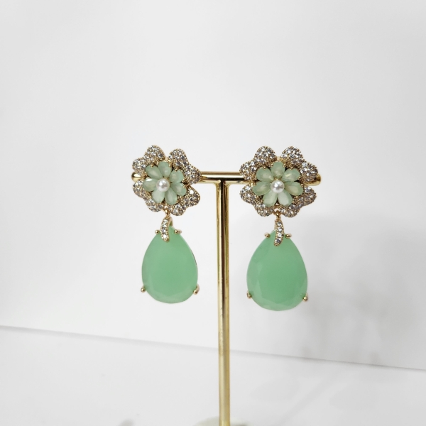 Brinco Flor Cravejada com Pérola e gota verde