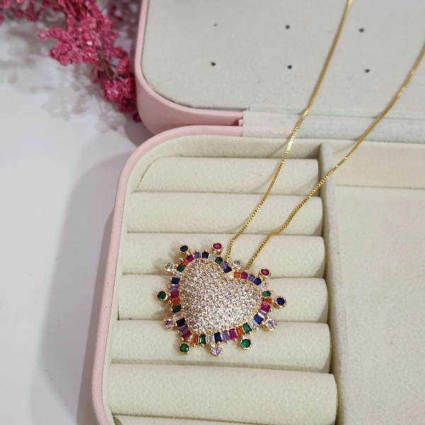 Colar coração cravejado de pontos zirconia colorido