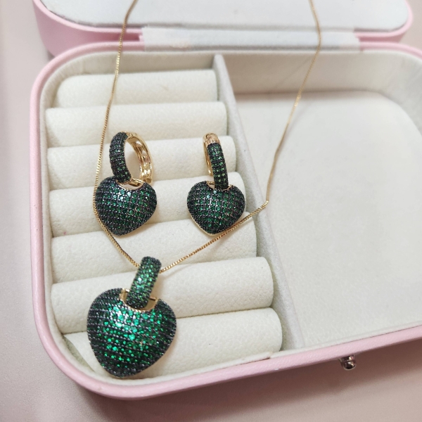 Conjunto Coração verde cravejado