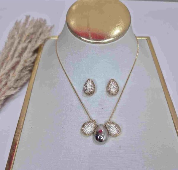 Conjunto três gotas cravejado