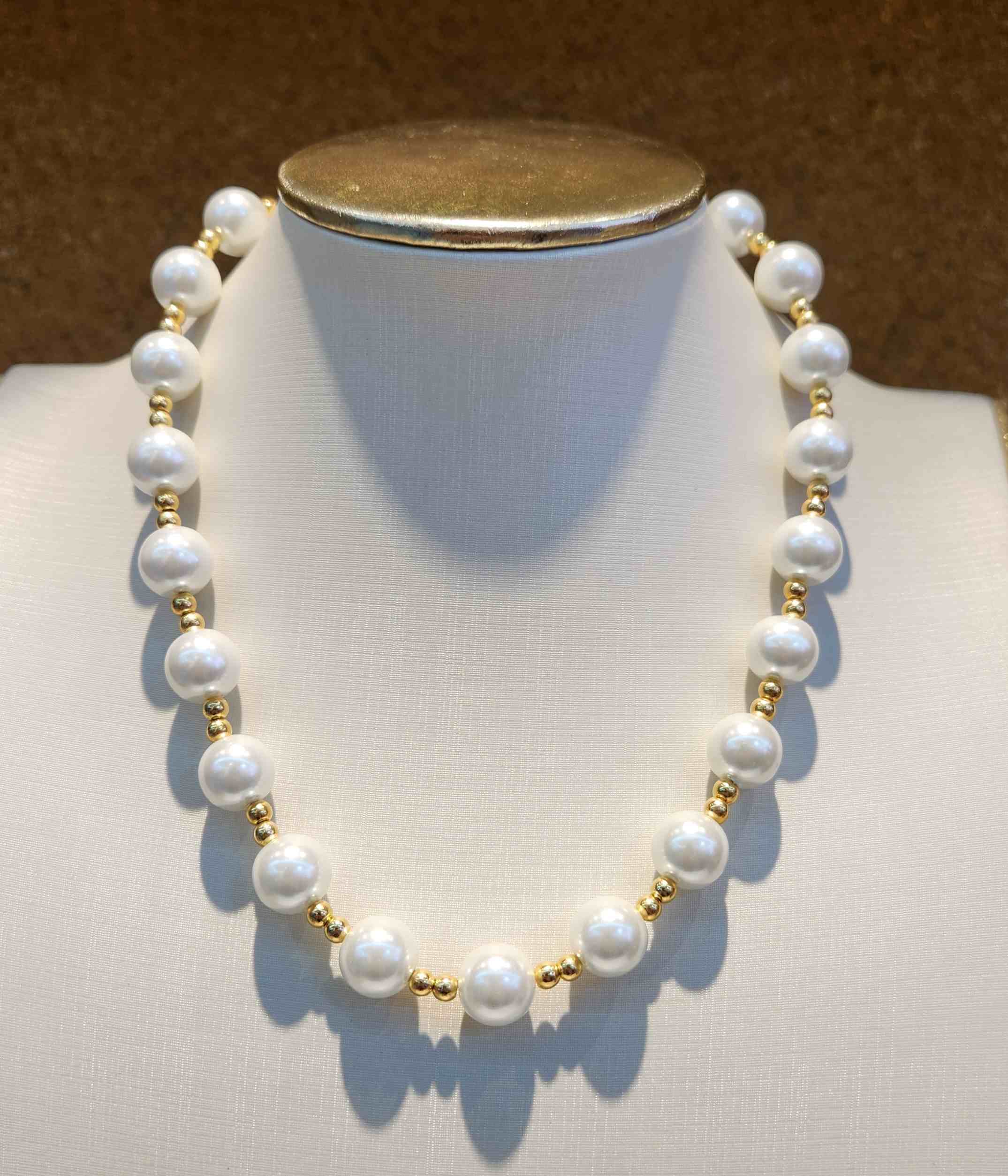Colar Pérola entre meio dourado