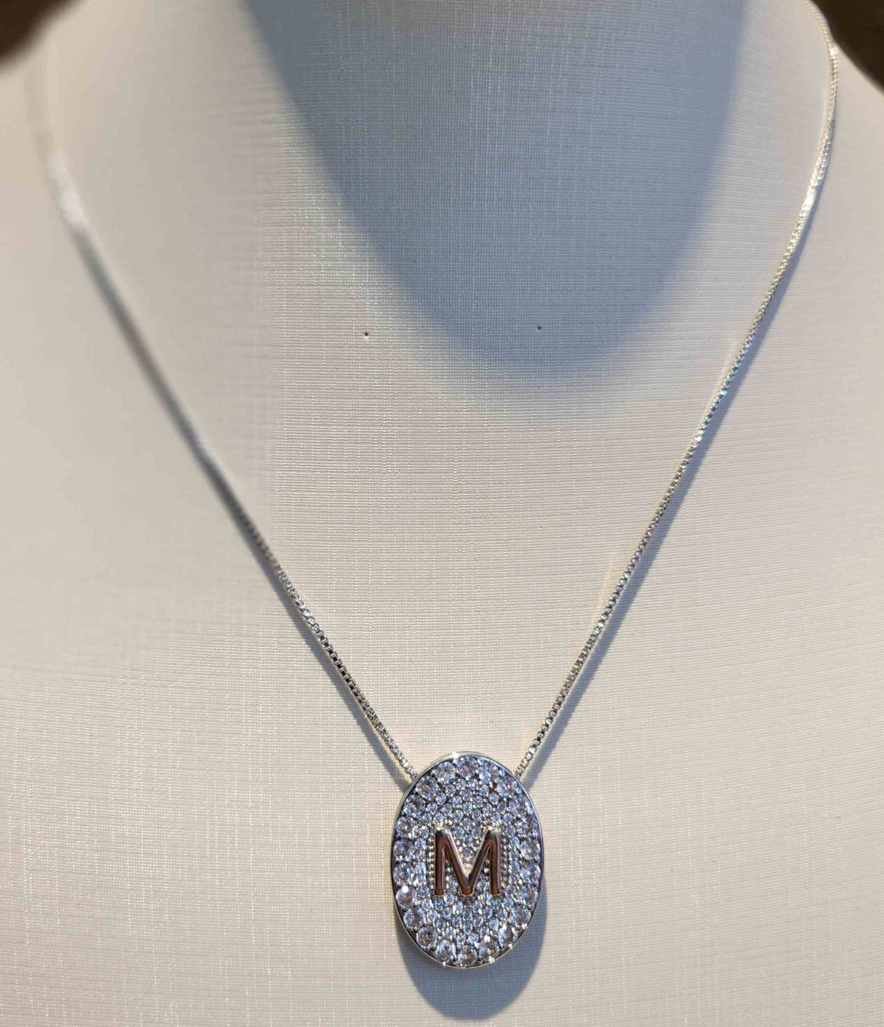Colar Inicial M dourada cravejado